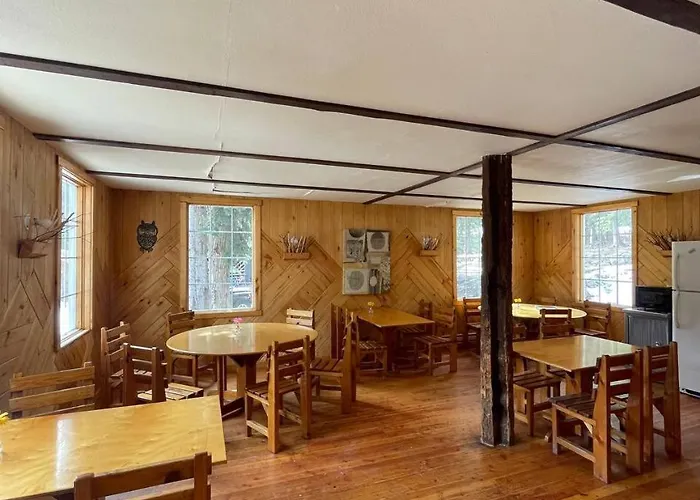 Rustic Beaverfoot Lodge Room N3